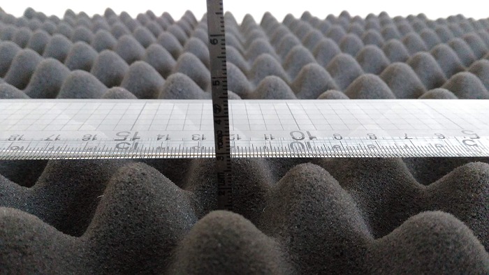 ニトリの点で支える体圧分散敷布団の厚さを測っている写真