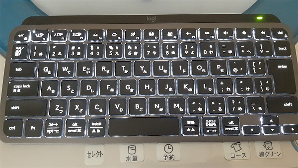 光っている「MX keys mini」の写真画像